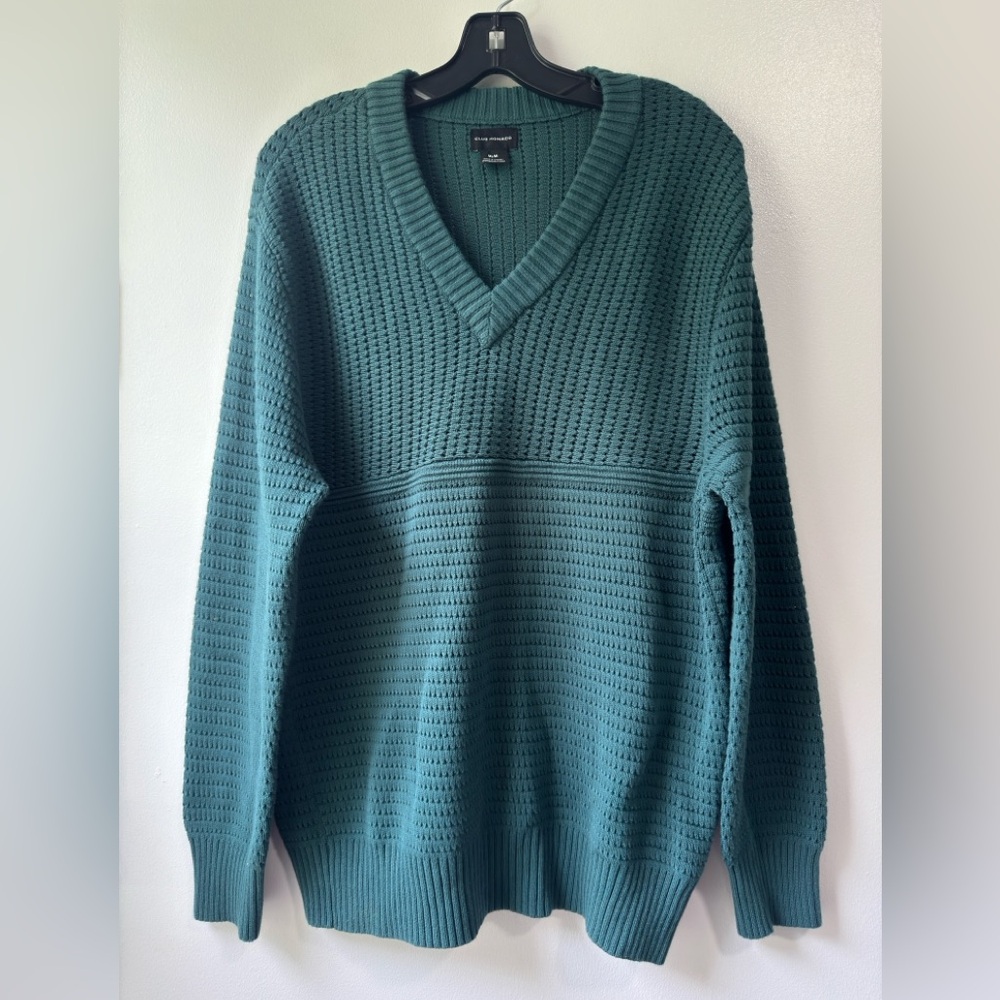 Club Monaco Men's V-Neck Upgraded with Mixed Knit Cotton For Allover Texture - Picture 10 of 15